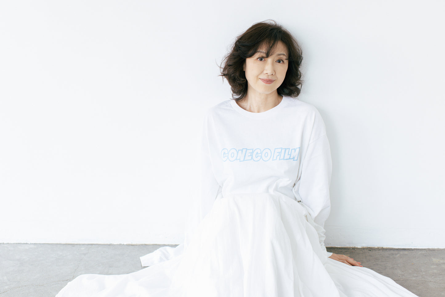 シャープなロゴロングTシャツ (白生地×水色ロゴ)