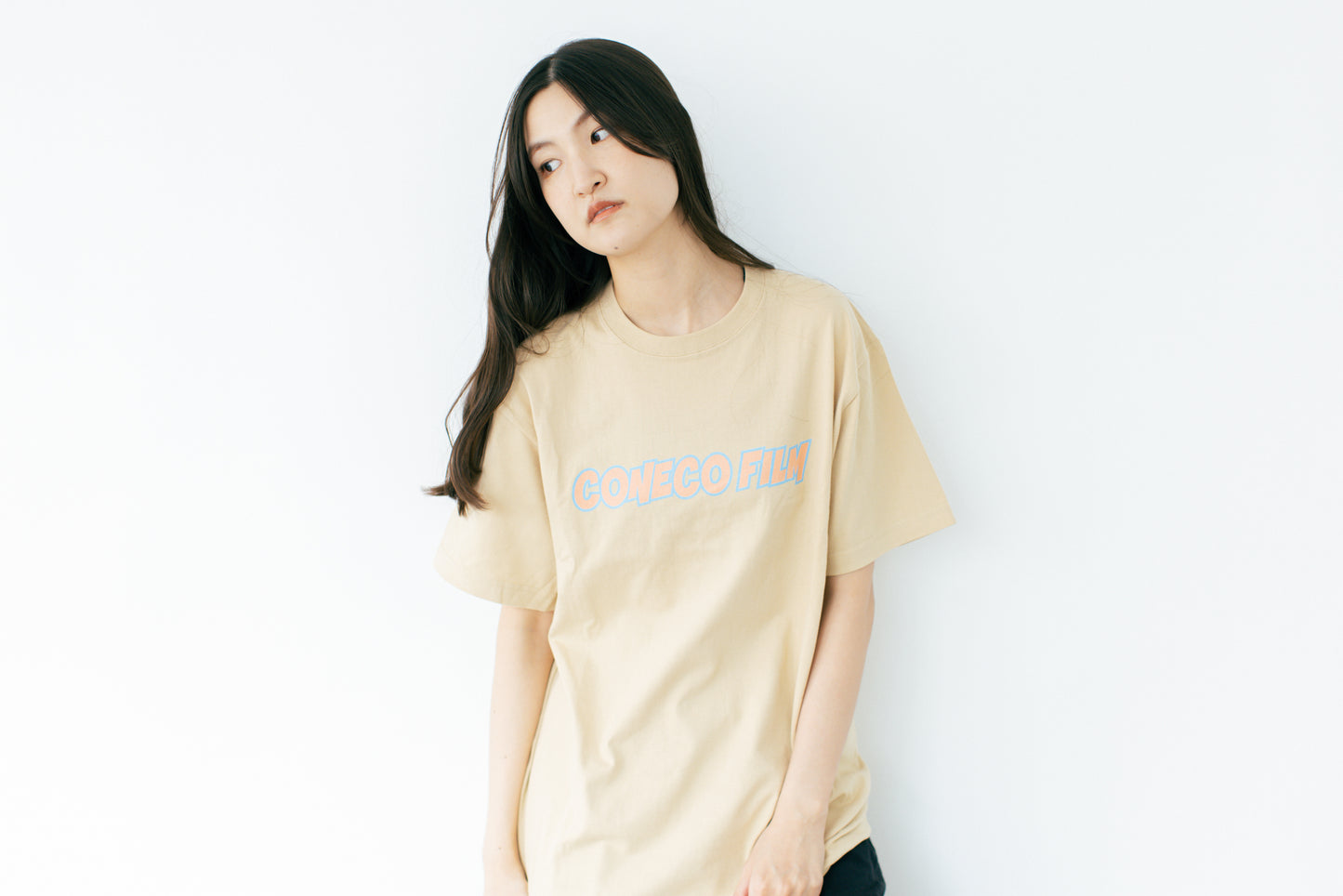 シャープなロゴTシャツ (ライトベージュ生地×オレンジ色ロゴ)