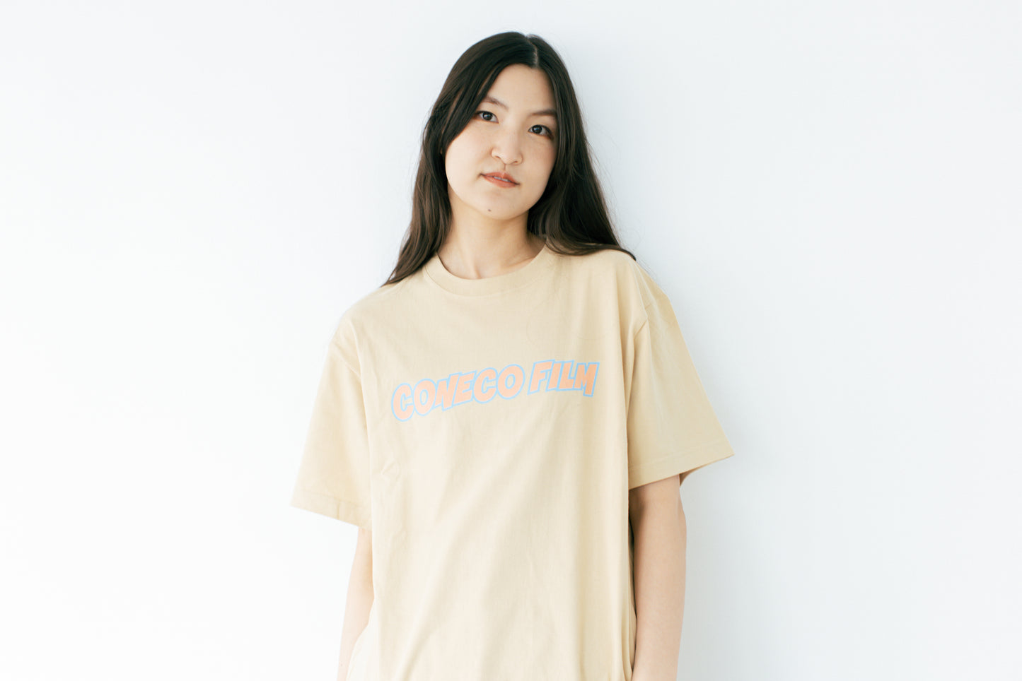 シャープなロゴTシャツ (ライトベージュ生地×オレンジ色ロゴ)